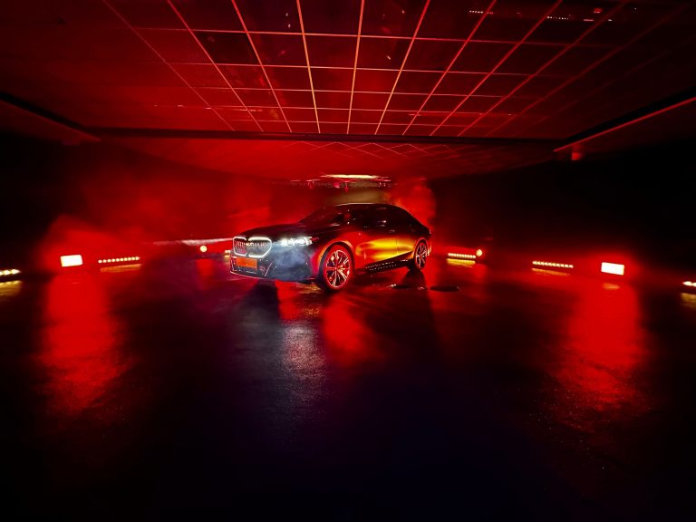 Fahrzeugpräsentation mit Sportwagen in einem rot beleuchteten Raum
