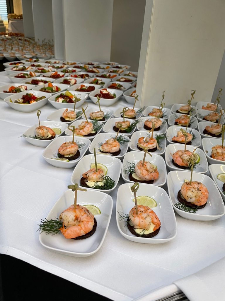 Fingerfood in kleinen weißen Schalen beim Event im BMW-Autohaus