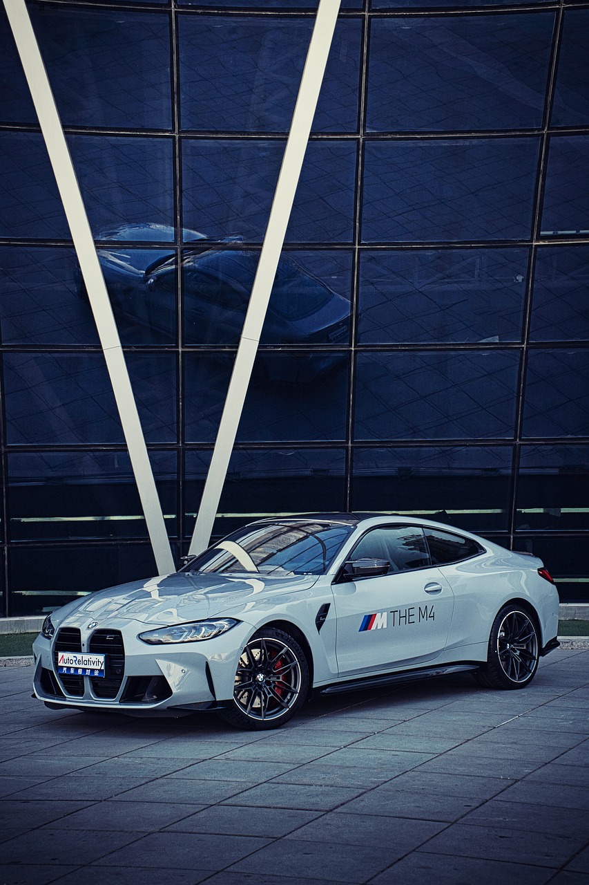 Weißer BMW vor einer modernen Glasfassade