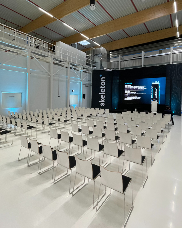 Bestuhlte Werkshalle mit Skeleton-Bühne vor der Eröffnungsveranstaltung