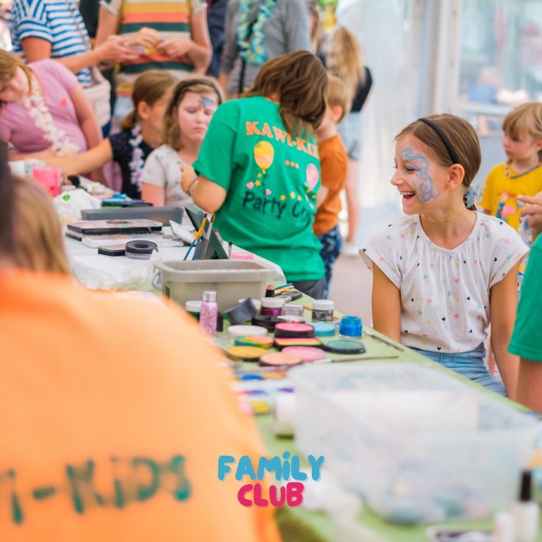 Kinder beim Kinderschminken am Tisch des Family Club